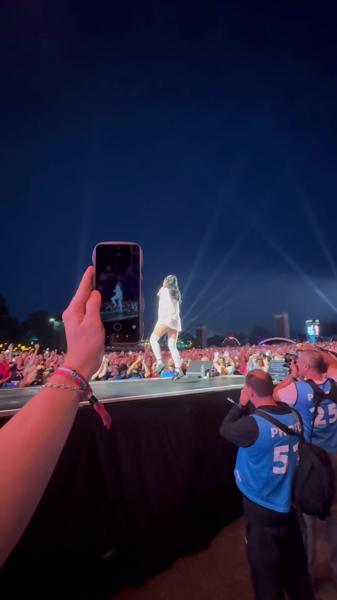 On rend toujours les téléphones, promis 🤍❄️ 
#katyperry #vieillescharrues #bret