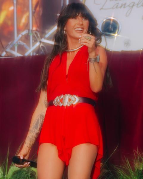 SHE IS THE MOMENT @ellalangleymusic ๐
๐ธ @the.camera.lady