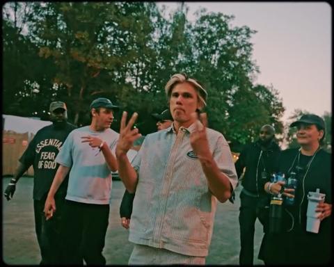 On a croisé @orelsan avant sa montée sur scène ! 😇

📹 @aloisbolou