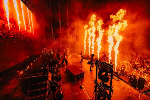 ¡Menudo cierre con @ultraligeraoficial en el Escenario @cervezaelaguila! ❤️‍🔥

