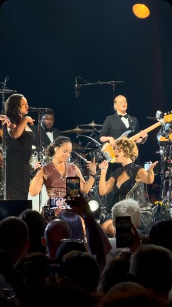 ICONIC ✨ We’ll never forget the moment Alicia Keys joined Raye on stage at Montr