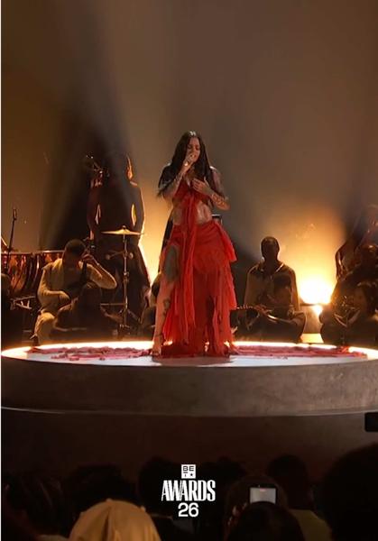 The mic is ALWAYS on. 👏🏾 @Kehlani #BETAwards