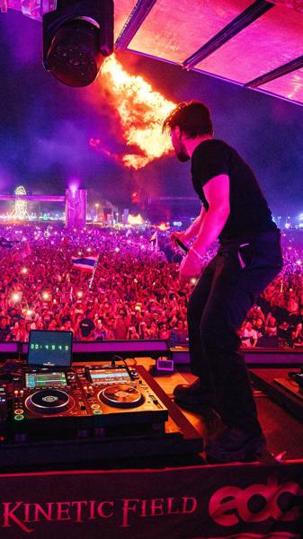 Closing out the night w/ @skrillex at #kineticFIELD really gave us LIFE. 🤯⚡️