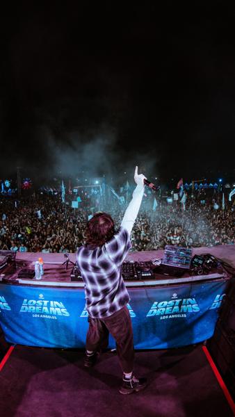 SMILE, LID! @porterrobinson ๐ซฐ