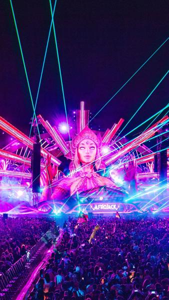 @afrojack is giving us EVERYTHING at #kineticFIELD! ⚡️