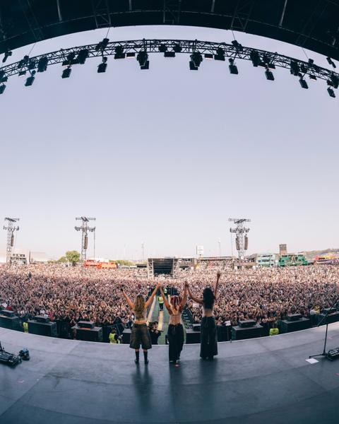Muito obrigadas @nos_alive 🇵🇹

Last show of the Europe tour, thank you to ever