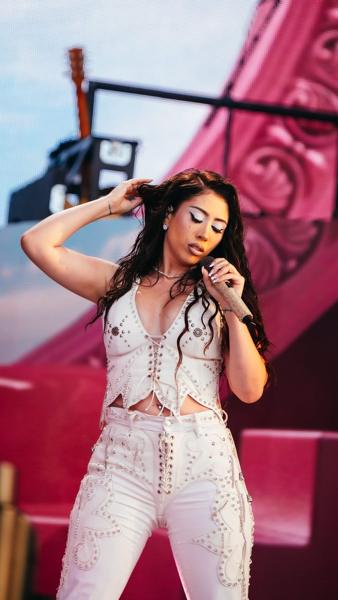 Mother is mothering @kaliuchis 💋