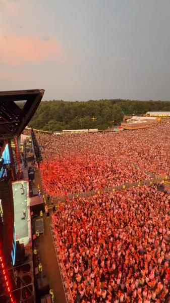 Der er fรฆllessang og folkefest med Thomas Helmig pรฅ Panorama lige nu ๐