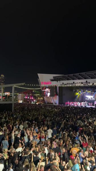 WITH THE FUR
#applebottomjeans #low #florida #nostalgia #concert
๐@T-Mobile S