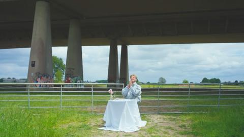 One artist. One table.
Questions served sharp.
@lammermusic takes on Creek Bites