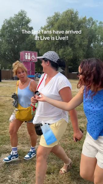 These were the first fans to get to Live is Live today! #liveislivebe