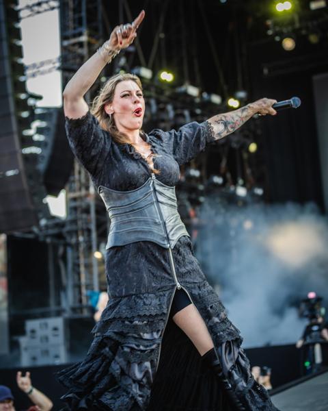 Wat een stem: Floor Jansen heeft zojuist de Mainstage van Bospop veroverd. 25 ja