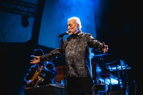 Pure Gรคnsehaut zum Abschluss: Tom Jones brachte den Hafen zum Beben und setzte m