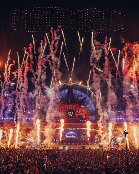 ✨ PAROOKAVILLE CEREMONY ✨

A sea of lights. Thousands of fireworks. One City of 