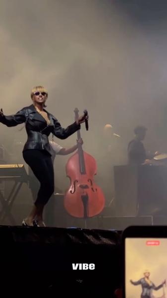 @jazminesullivan joined Jay-Z on stage at the @rootspicnic to perform ‘Feelin’ I
