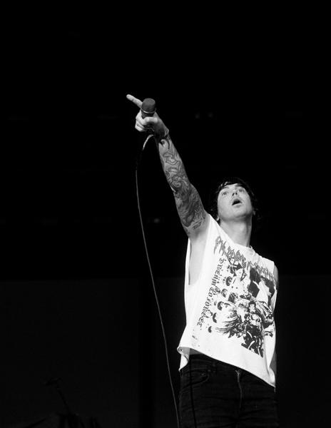Let’s cheers to @sleepingwithsirens 

📸: @justnjames_