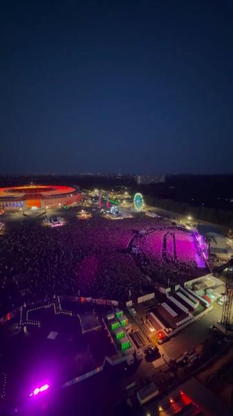 MR WORLDWIDE IS BRINGING BACK THE 2000s ๐
#lollaberlin #lollapalooza #essence