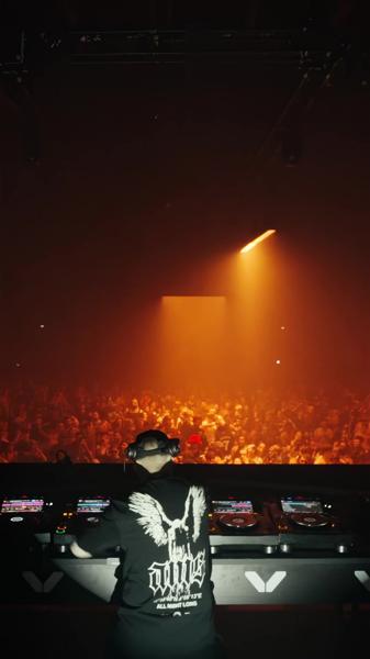 Ear shredding schranz from @klangkuenstler in Area V 🖤

#techno #schranz #termi