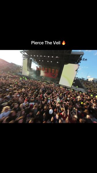 THE CROWDDDD @Pierce The Veil #piercetheveil