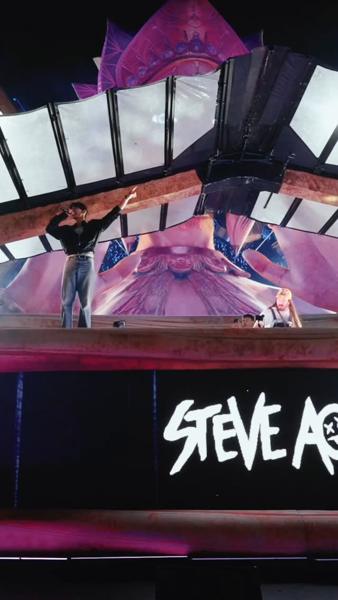 Surprise! @steveaoki goes full force with @shownuayo at #EDCKorea! ⚡️ #kineticFI