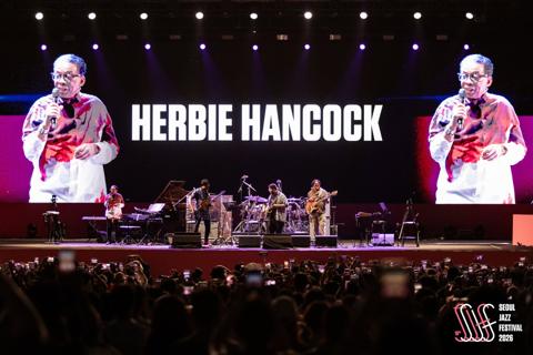 [The 18th Seoul Jazz Festival 2026]

제18회 서울재즈페스티벌 2026의 모든 공연이 막을 내렸습니다!
함께 즐겨주