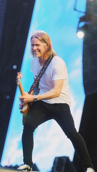 Frontzanger Myles Kennedy doet wat dingen met onze emoties.

Check het volledige