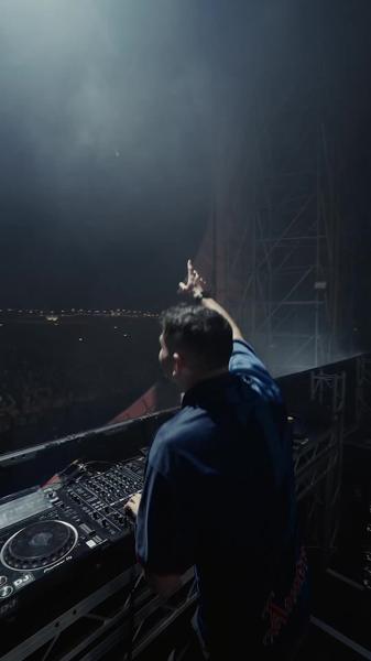 The epic closing moment from @Sammy Virji Sunday headline set.  Take us back... 