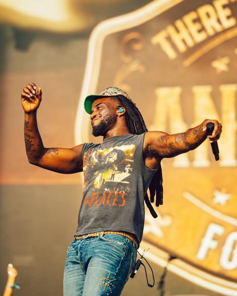 @shaboozey screaming A Bar Song at the top of our lungs 🗣️

📸 @charles.reagan