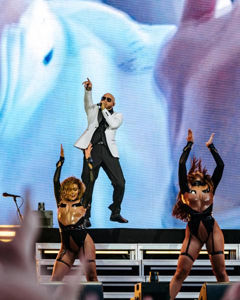 ๐ถ Letโs have the time of our lives...
Bald caps assemble. @pitbull is LIVE at