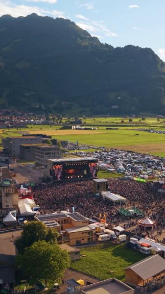 Strahlender Sonnenschein und internationale Bands die auf sowie vor der Bรผhne un