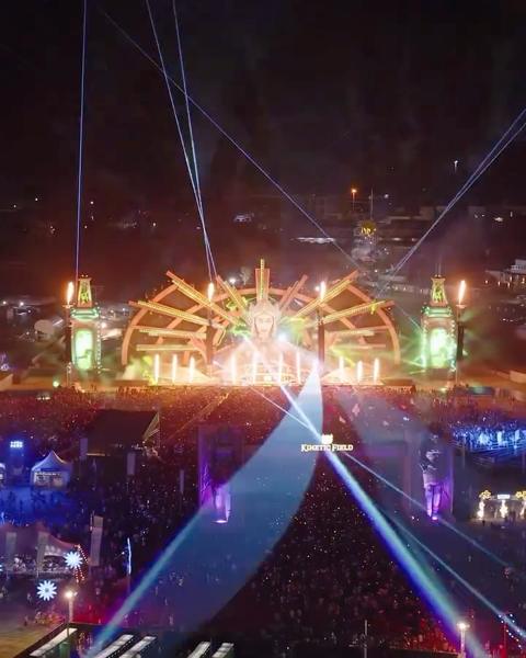 Closing out night 1 with @tiesto at #kineticFIELD was an absolute DREAM! 💫🤗 #E