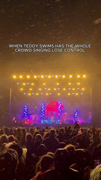 When thousands of people sing along to @teddyswims in the rain ☔️ Beautiful scen