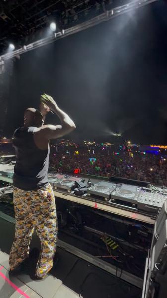 It happened again during the @tpain b2b @djdiesel