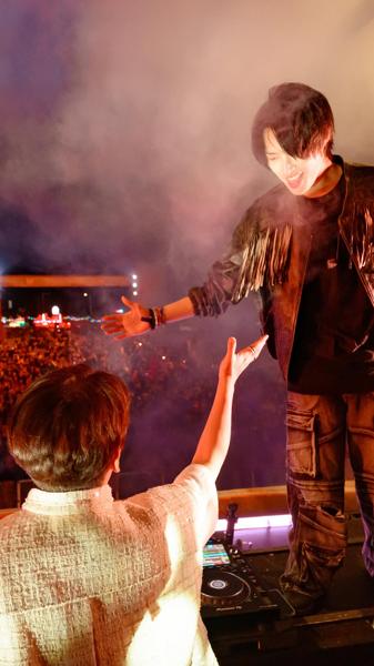 @dj_raiden_ brings out @fixon_n_on from @ateez_official_ at #EDCKorea! 🔥