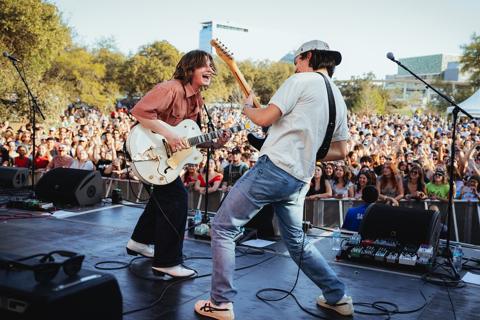 We only wanna dance with @therunaroundsband 🎸

📸 @helloisandrewphoto
