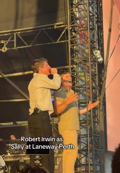 Donโt think we will ever stop replaying this moment tbh @Robert Irwin @tucker #l