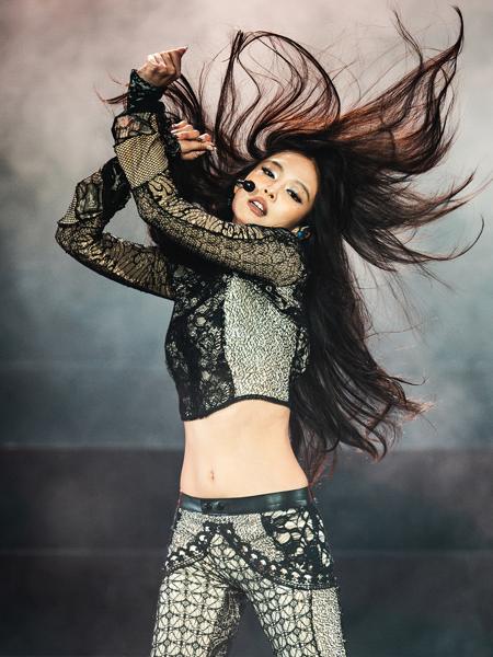 Who wanna rock with JENNIE? Keep your hair done, nails done like....JENNIE 🤟😎 